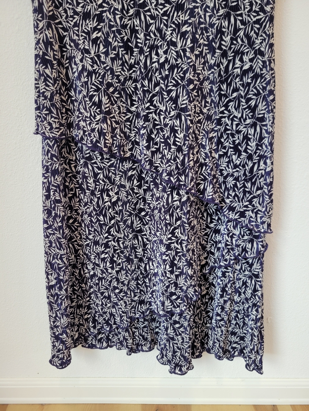 Connected Apparel Women’s Size 12 Navy White Leaf Midi Dress Pleated V Neck Tier - Picture 4 of 6